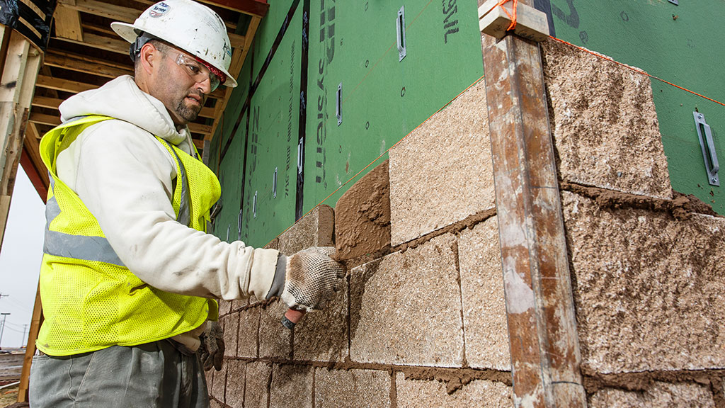 Pre-blended mortar produced with dry admixtures, pigment and integral water repellent ensures quality control and performance.